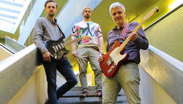 🎶 Mechatronik im Alltag: Während einer Vorlesung kam Bernhard Jakoby (Institut für Mikroelektronik und Mikrosensorik) die Idee, mit Polstücken zu experimentieren. Das Ergebnis: Der Klang der Gitarre änderte sich je nach Form des Polstücks. 🎸 go.jku.at/n25d9
📷 privat.