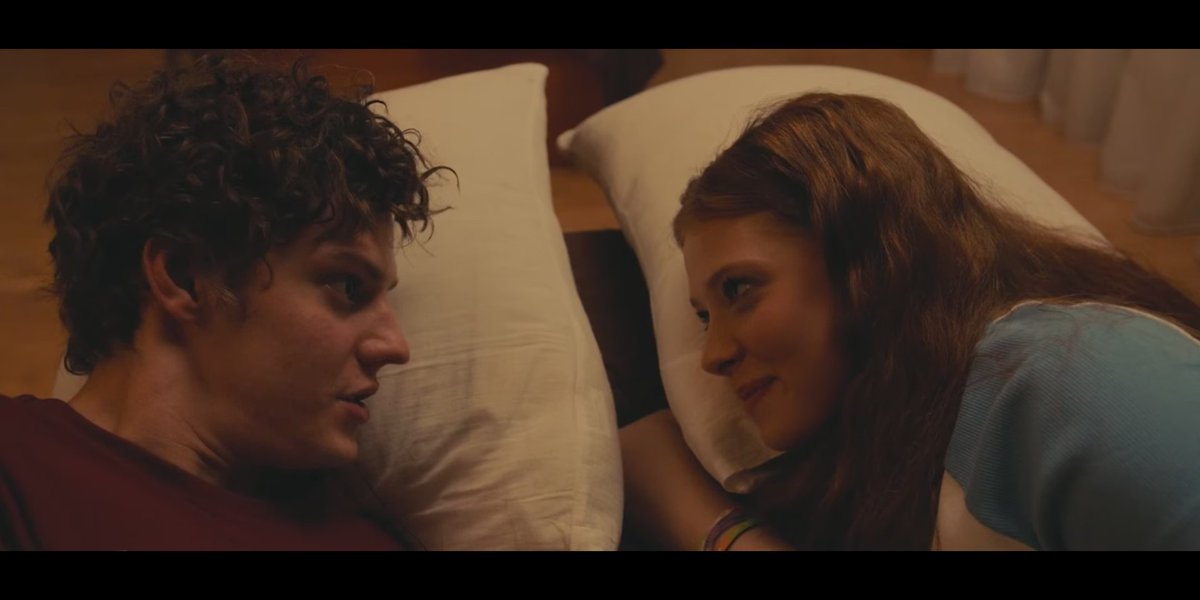 Есть такой российский фильм "Молодой человек". В нём 30летний мужчина, который выглядит моложе своих лет, решает провернуть аферу — выиграть много денег в соревновании для школьников

На этом соревновании в него влюбляется 14летняя девочка, начинает делать намёки, в том числе и>