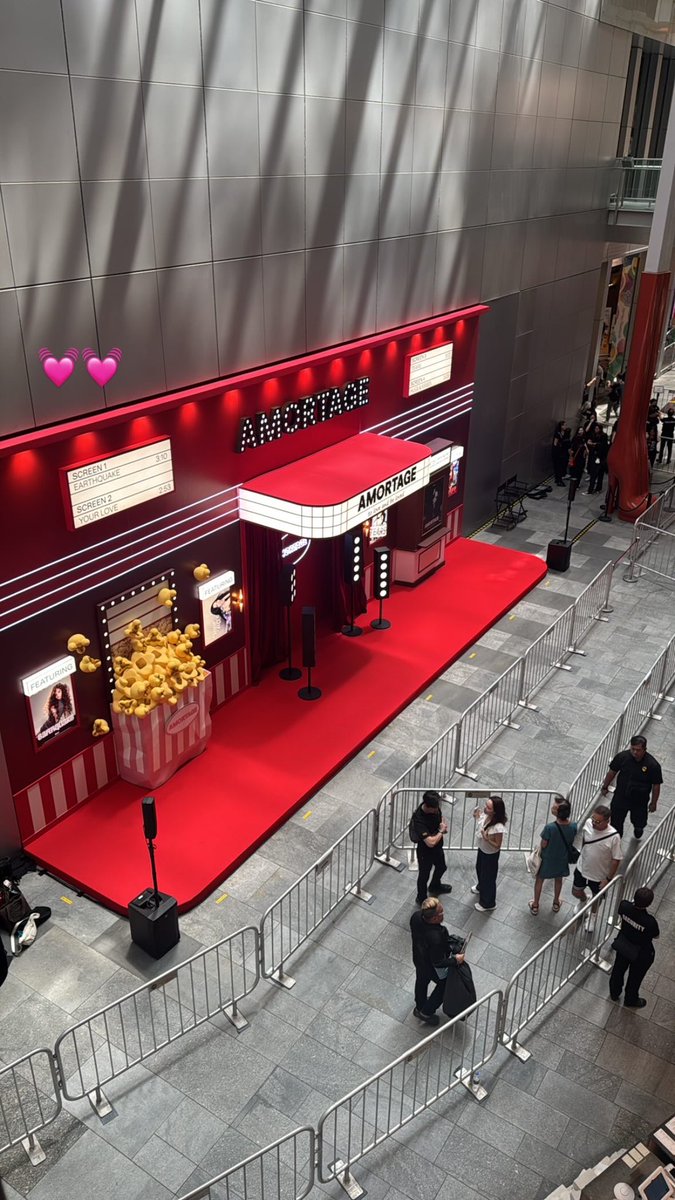 16loe's tweet photo. Jisoo Pop-up event in Singapore !!!
Bro the amount of people is crazy the queue started from 10am 😭  #jisoosingapore #AMORTAGEbyJISOO #AMORTAGE https://t.co/JM8WlboPKG