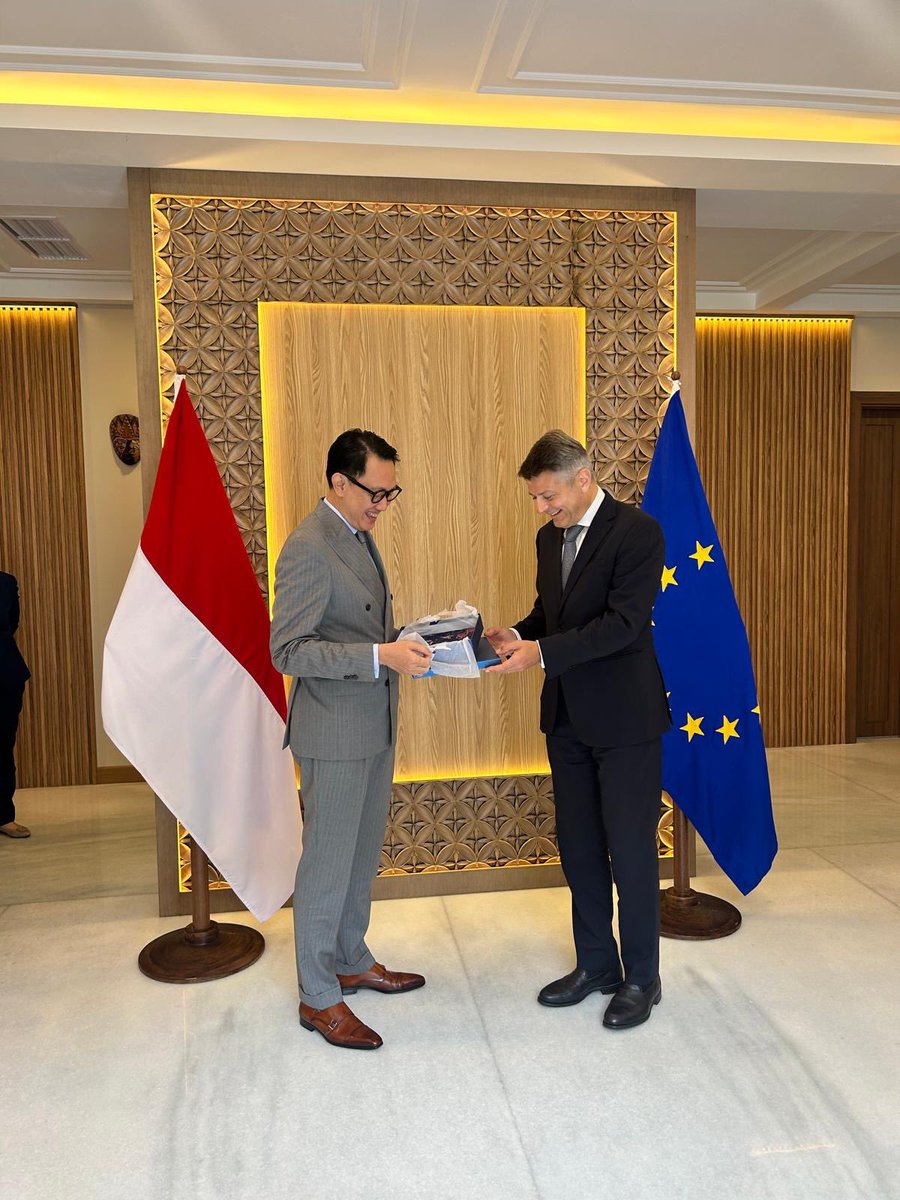 I was pleased to exchange with H.E. Vice Minister for Foreign Affairs, Arif Havas Oegroseno on 🇪🇺🇮🇩matters including politics, trade and sustainable development. We are committed to strengthening our ties with Indonesia