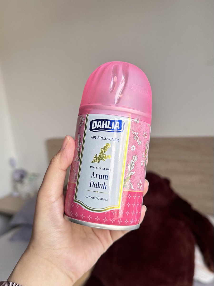 definisi GUCCI BLOOM dijadiin pengharum ruangan😭🤍

wangi melati, sedap malam &amp; bunga kacapiring  (gardenia) tp ada hint segernya. ENAK BGTTTTT. 

kalau kalian suka wangi white florals tp yg arahnya bukan ke teh (kayak teh keraton) cobain arum daluh ini deh.