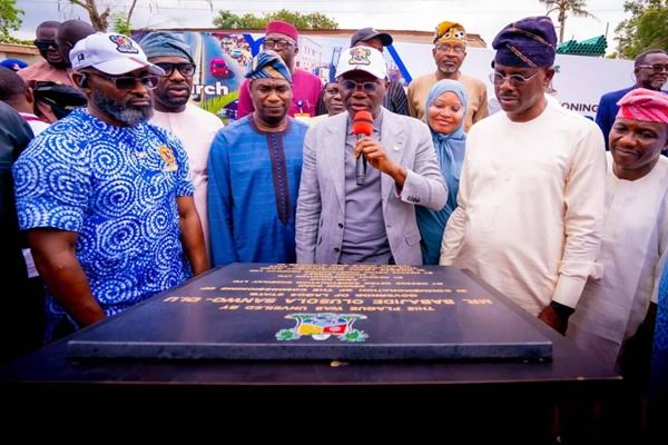 001LASGOVT's tweet image. Sanwo-Olu urges landlords: No rent hikes!
At a road inauguration, Lagos Gov. Sanwo-Olu appeals to landlords not to raise rents due to improved road networks. Says infrastructure is for public good, not profit. #LagosDevelopment #Housing