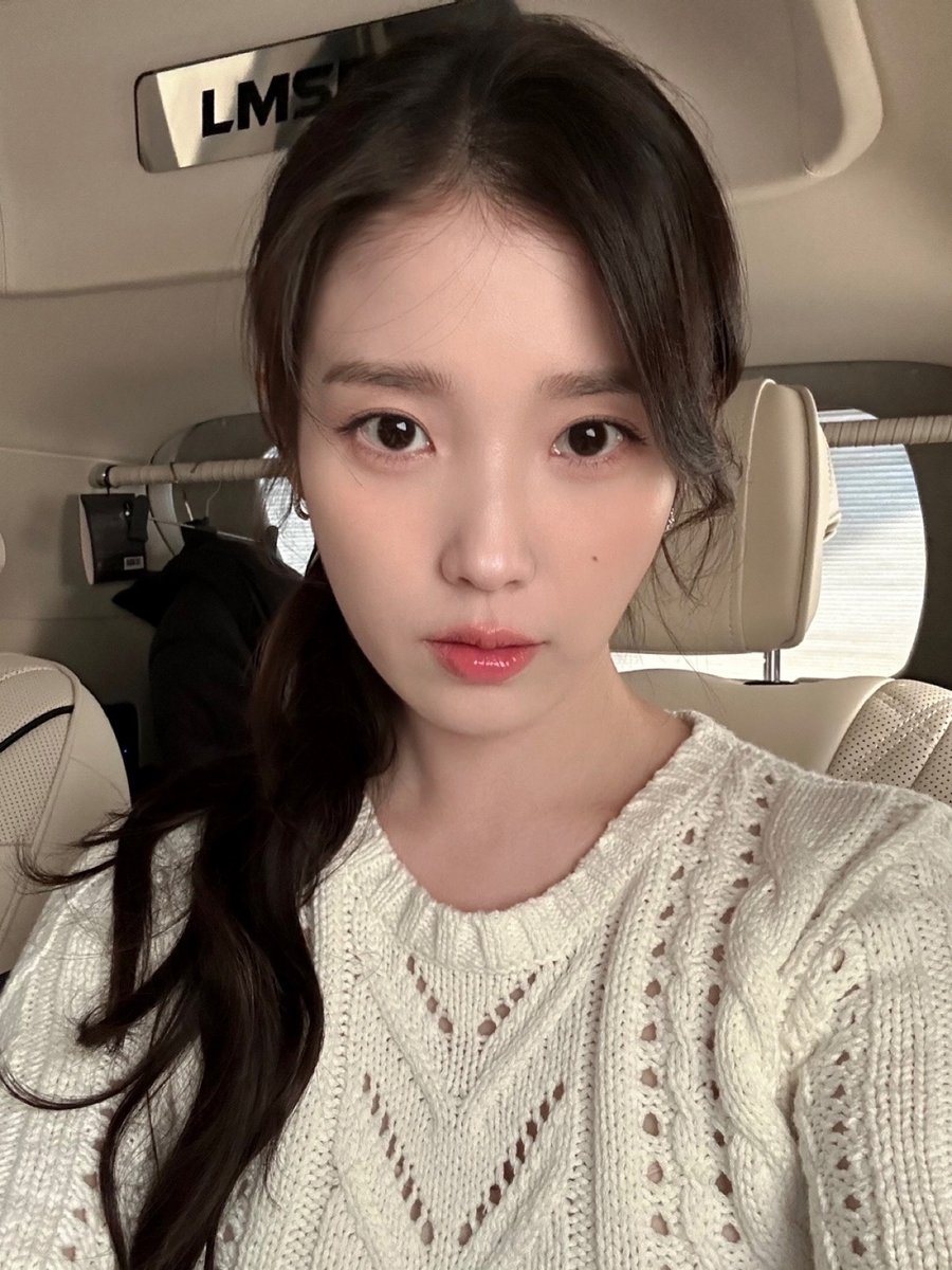 [📷] 
250307
홍보하러 온 건 맞는데

드디어❗
<폭싹 속았수다> 공개되다🍊
동아리에서 재밌게 놀고 간
두 애순이와 함께
킹왕짱 즐거웠던 시간😆🤍

#아이유 #IU 
#홍보하러온건맞는데