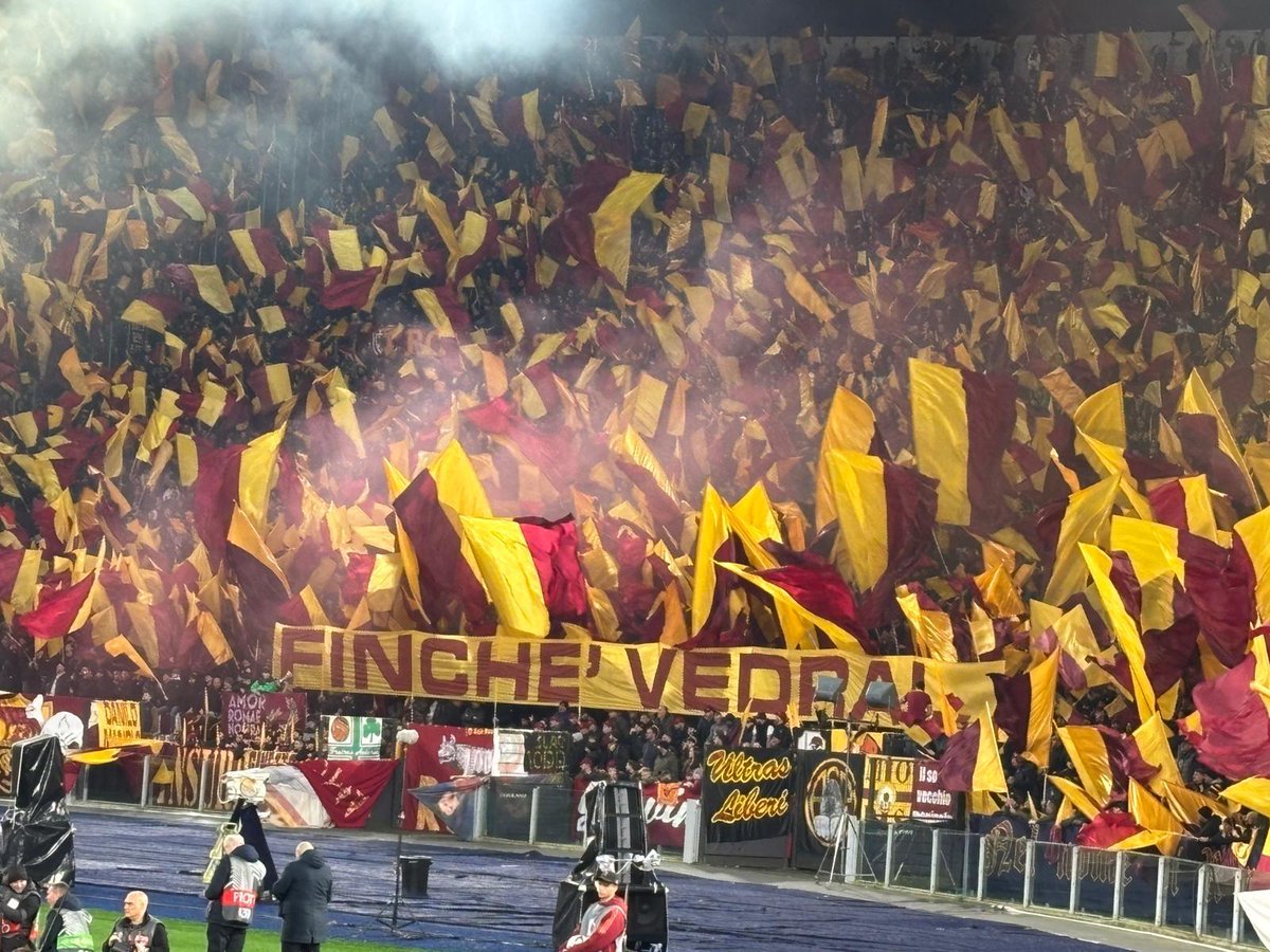 Io sto immaginando  Ago che chiama tutti gli altri che sono li su con lui e gli dice:
affacciatevi e venite a vedere cosa stanno facendo all'Olimpico
E mentre tutti guardano meravigliati lui si gira torna indietro e dice:
ci sono i tifosi di calcio e poi ci sono quelli della Ŕoma