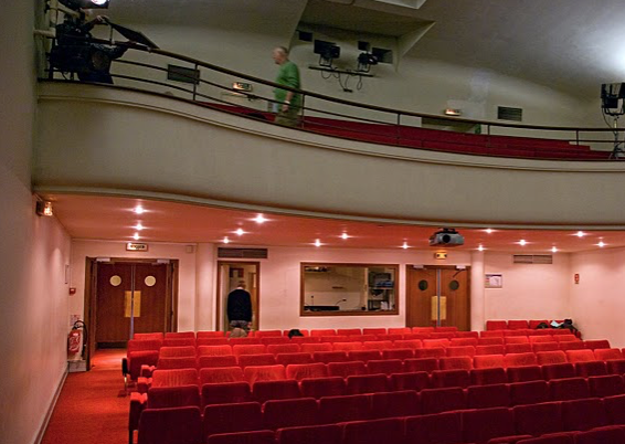 La restauration du Studio RaspaiI, inscrit au titre des monuments historiques, ouvert en 1934, fermé en 1982 et qui occupe le rez-de-chaussée d’un immeuble Art Déco, va pouvoir commencer à la suite de l’aide attribuée par la Mission patrimoine (216 bd Raspail, <a href="/MairieParis14/">Mairie du 14e</a>).