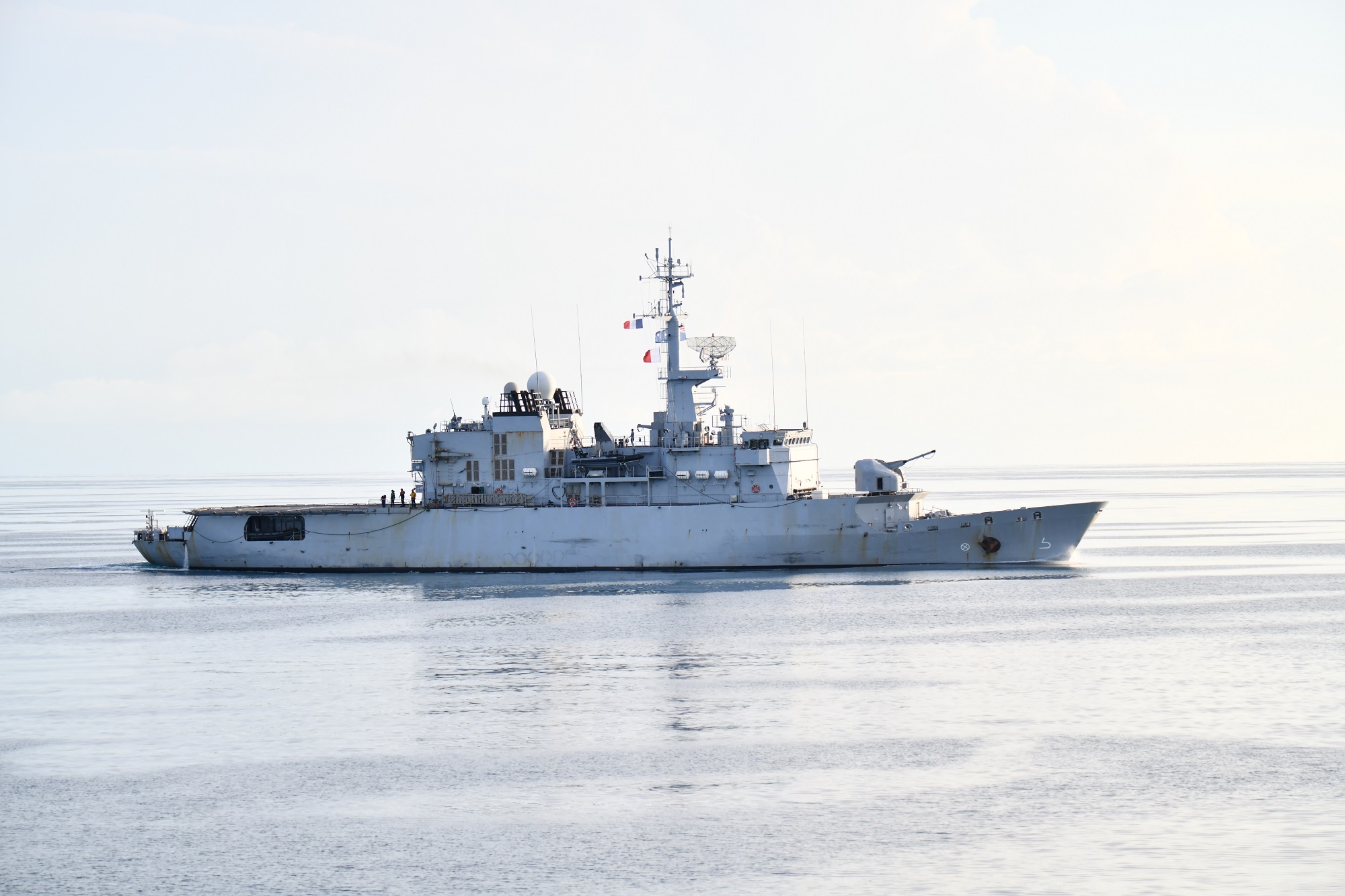 第8護衛隊「きりさめ」情報収集派遣部隊記念ワイン 海上自衛隊護衛艦「きりさめ」の寄港 | 在トンガ日本国大使館