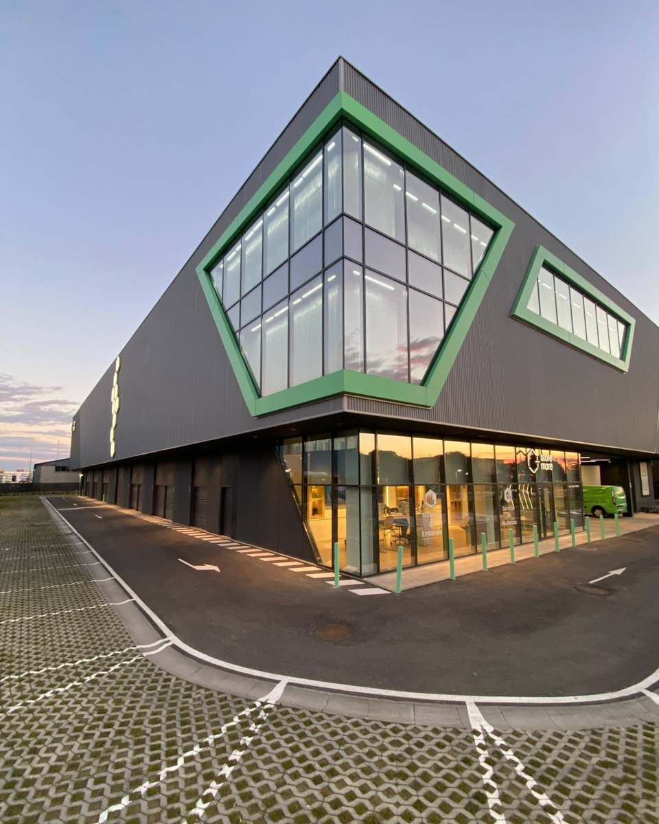 ¡Nuestro centro de Móstoles ya luce su placa oficial de <a href="/BREEAM/">BREEAM International</a>! 🌱🔋
Te invitamos a verlo en el 17º Congreso de @AESS y descubrir por qué somos candidatos al Premio al Mejor Centro Abierto 2024. 🏆
#TUTRASTEROINTELIGENTE #BREEAM #Sostenibilidad #AESS2024 #Storemore 🚀