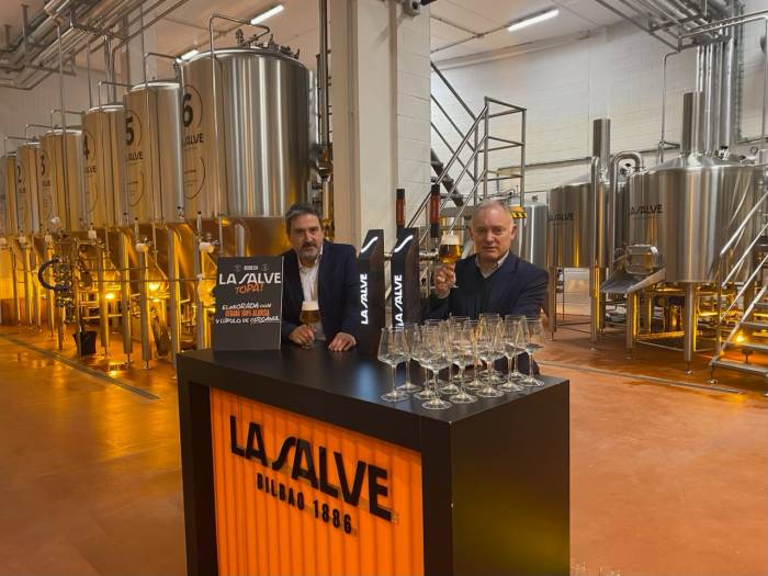 vinetur's tweet photo. La Salve revoluciona la distribución cervecera con un sistema sostenible y local: La cervecera bilbaína presenta un método que mejora la frescura, reduce emisiones y optimiza la… https://t.co/BFcvU1r4Qo #LaSalve #Cervecera #DistribuciónSostenible #EmisionesReducidas #Frescura https://t.co/4kOL0YuzaO
