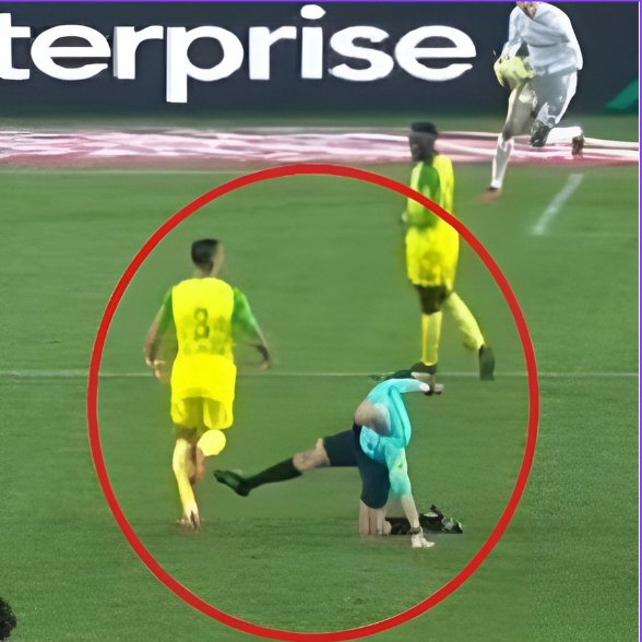 OliLoupAnakin's tweet image. Pour Tony #Chapron, ancien arbitre professionnel, symbole de justice et d'autorité sur un terrain de football, 3 mois ferme de suspension après avoir été coupable d'un croche-pied volontaire, dont il n'a pas reconnu directement les faits après le match sur un joueur du #FCNantes…