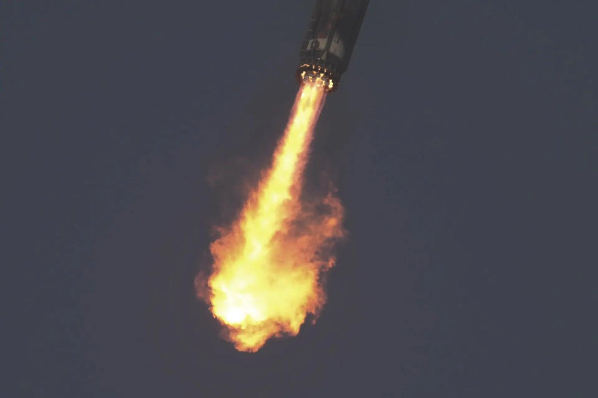 timesofindia's tweet photo. #SpaceX Starship explodes mid-flight, debris seen near Bahamas
Read here 🔗https://t.co/c7vDN4iiNF
#SpaceXStarship #SpaceXExplosion https://t.co/J9Kfup3Al5
