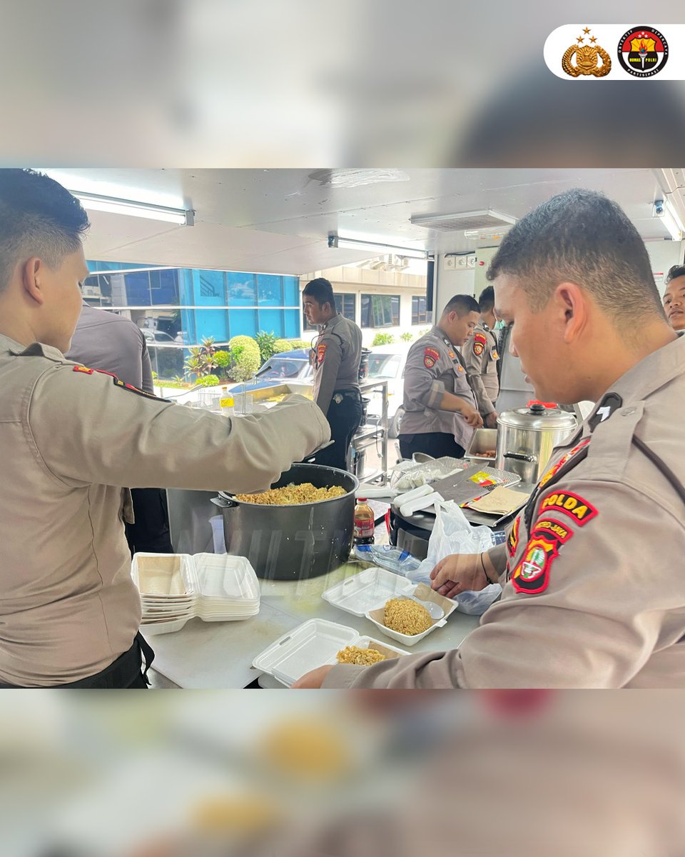 #JumatRamadhanBerkah Polri Bertugas Sambil Berbagi Untuk Masyarakat