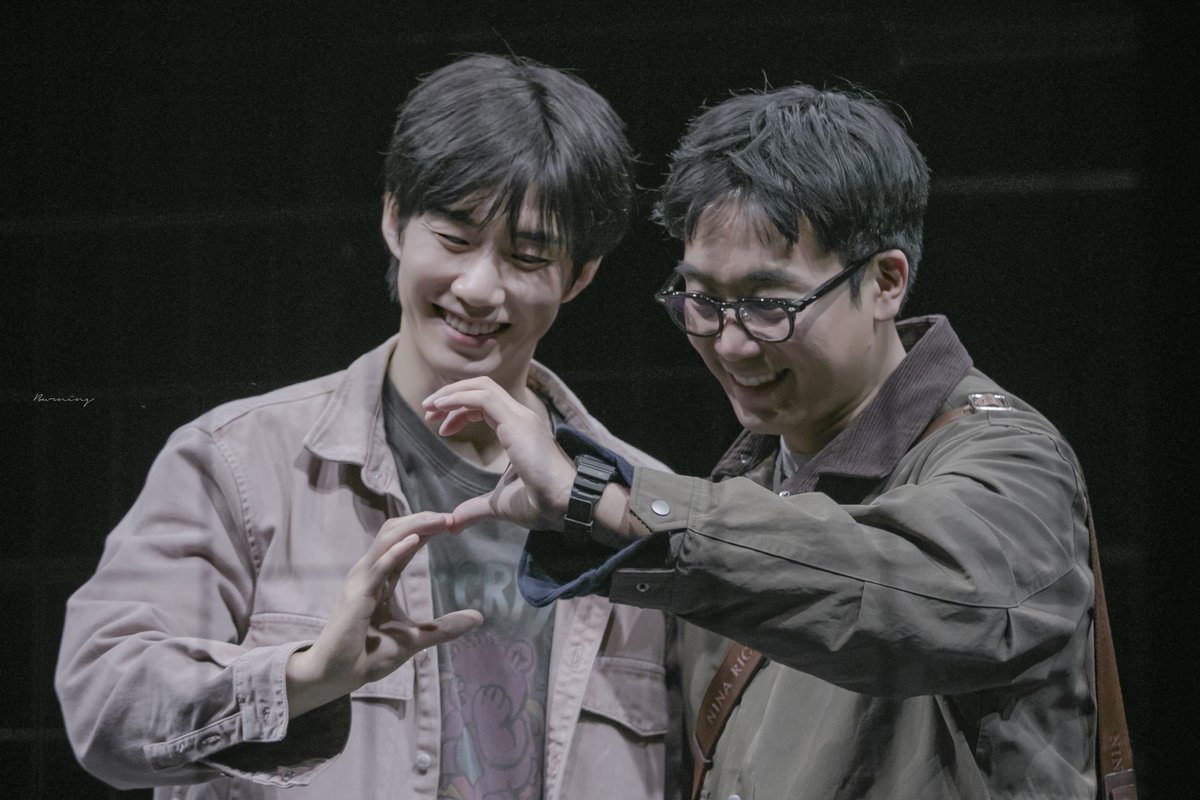 BN_PIC's tweet photo. 250201 연극 테베랜드 커튼콜데이
S 에스 役 #김남희 배우
마르틴 ＆ 페데리코 役 #손우현 배우

😆💛 https://t.co/eg4gGLKQJ1