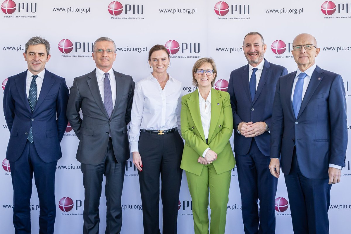 GrupaPZU's tweet photo. 6 marca w siedzibie @PIU_org_pl odbyło się spotkanie z Europejską Komisarz ds. Usług Finansowych oraz Unii Oszczędności i Inwestycji, Marią Luis Albuquerque oraz jej gabinetem i Przedstawicielstwem Komisji Europejskiej w Polsce. W spotkaniu, jako jeden z przedstawicieli polskiego rynku ubezpieczeniowego, wziął udział prezes #PZU Andrzej Klesyk.

Rozmowy koncentrowały się na konkurencyjności sektora ubezpieczeniowego w Europie, wpływie regulacji UE na rynek polski oraz roli ubezpieczycieli w rozwoju długoterminowych oszczędności i inwestycji.

💬 Dziś wszyscy zgadzają się, że bez ożywienia ducha przedsiębiorczości i skokowego zwiększenia inwestycji europejska gospodarka nie odzyska konkurencyjności i innowacyjności, pozwalających jej pozostać w czołówce globalnego wyścigu. Pani komisarz Albuquerque podkreśla potrzebę efektywniejszego łączenia dysponujących znaczącymi oszczędnościami obywateli UE, przedsiębiorców, inwestorów oraz instytucji rynku finansowego i kapitałowego, przy jednoczesnym zapewnieniu wszystkim uczestnikom korzystnych stóp zwrotu. Jestem przekonany, że jako ubezpieczyciele mamy tu istotną rolę do odegrania. Dzięki zbieranym regularnie składkom i odroczonym świadczeniom oraz aktywom przekazanymi nam w zarządzanie, nie tylko wzmacniamy bezpieczeństwo finansowe klientów, ale też dysponujemy wielkim kapitałem inwestycyjnym. Środowisko regulacyjne powinno sprzyjać wykorzystaniu tego potencjału. Dlatego tak istotne jest znalezienie sensownej równowagi między potrzebą głębszego zintegrowania rynków finansowych państw unii, zapewnienia stabilności systemu, ochrony praw konsumentów czy uregulowania nowych technologii, jak GenAI, a potrzebną dozą swobody w prowadzeniu biznesu. Takie spotkania sprzyjają wzajemnemu zrozumieniu oczekiwań i wyzwań, jakie stoją przed uczestnikami rynku i regulatorami – podkreśla Andrzej Klesyk.

Więcej 👉 https://t.co/731CWhZfvV
