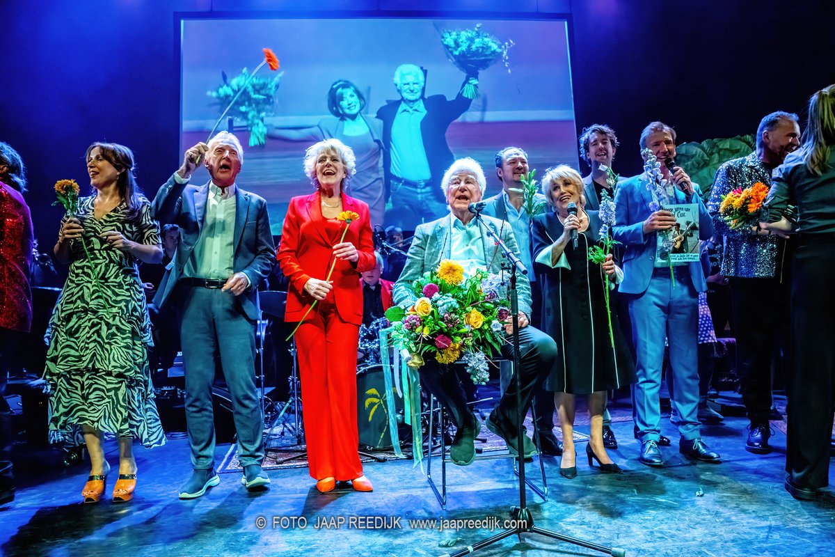 Gisteren vierde de Rotterdamse zanger, tekstschrijver en acteur Gerard Cox zijn 85ste verjaardag in een uitverkocht oude Luxor Theater, waarbij een groot aantal artiesten zijn bekendste nummers ten gehore brachten. Lees meer via luxortheater.nl/concertgerardc…