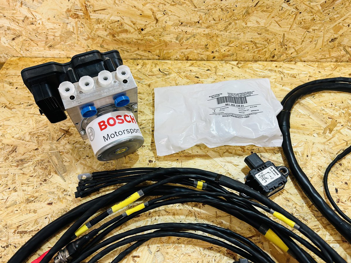 enable_dream's tweet image. BOSCH製のモータースポーツ用ABSキットが入荷しました。

競技専用部品なので公道走行する車には使用できませんが、市販車ベースのチューニングカーにも使用できます。

純正と違い、天候に合わせて12段階で効き具合を調整できます。
晴や雨だけでなく、曇りの日も推奨があるようです。