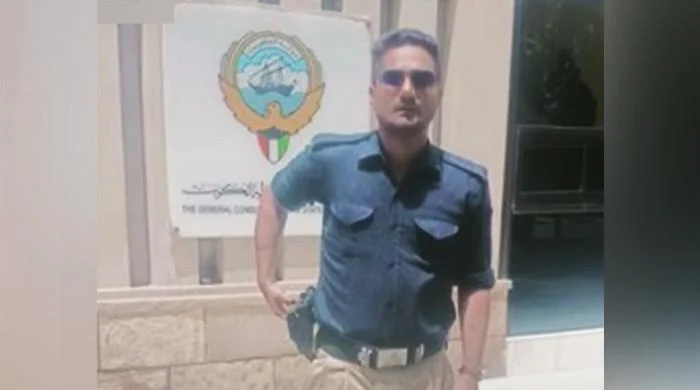 naaz_mahar's tweet photo. 🚨 Shocking news out of #Pakistan! A police constable, #RanaKashif, has been arrested for heading a gang that snatched luxury cars from #Karachi’s affluent areas. Yet again, we see corruption within law enforcement fueling crime in the country. #PakistanCorruption https://t.co/Ekh5OWazk9
