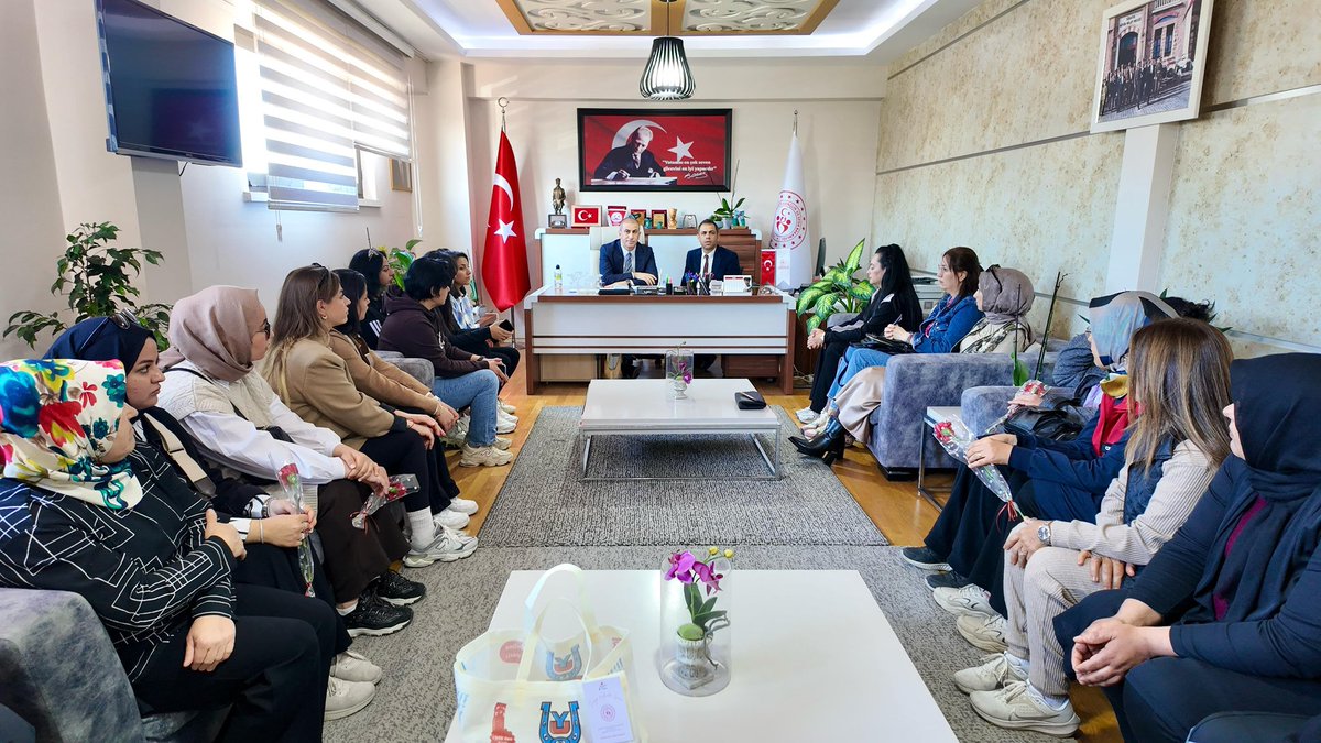 “𝟖 𝐌𝐚𝐫𝐭 𝐃𝐮̈𝐧𝐲𝐚 𝐊𝐚𝐝ı𝐧𝐥𝐚𝐫 𝐆𝐮̈𝐧𝐮̈” vesilesi ile Gençlik Spor İlçe Müdürlüğümüzde görev yapan kadın personellerimiz ile bir araya geldik. 

Bu vesile ile tüm kadınlarımızın 8 Mart  Dünya kadınlar gününü tebrik ediyorum. #8MartDünyaKadınlarGünü