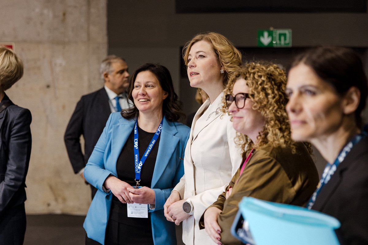 ICFOnians's tweet photo. 🔵European Commission Vice-President, Henna Virkkunen, visited the @quantumflagship stand at the #MWC25. 

The stand, curated by ICFO, showcased the latest quantum advances from companies and European initiatives in the fields of connectivity, cybersecurity and computing. https://t.co/EmEgdNKUHs