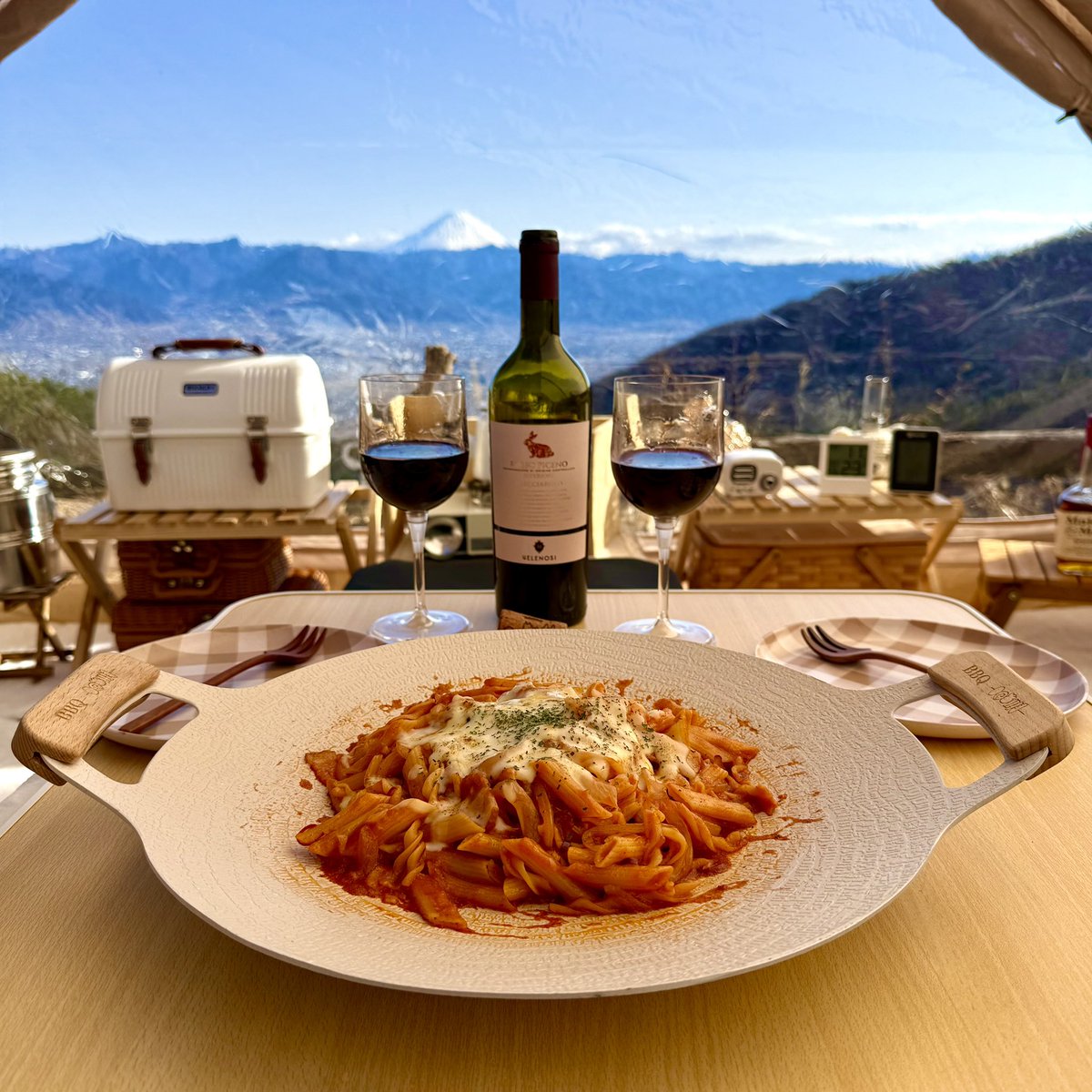 キャンプ2日目・昼🏕️

ペンネアラビアータと、先日私の誕生日祝いにいただいたウサギちゃんワインで乾杯🍷

ちなみに旦那さんと誕生日が近くて、同じ魚座さん同士の夫婦♓︎
星座が同じだと感性が近いことが良い🙆