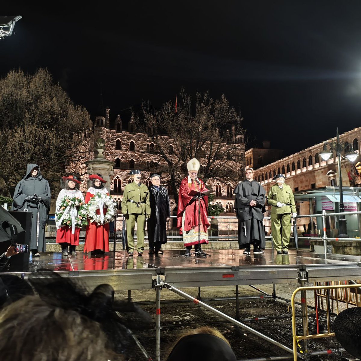 ReyOrdono's tweet photo. El miércoles despedimos el Carnaval llevando a cabo el Entierro de la Sardina, organizado por la Federación de Vecinos "Rey Ordoño", en colaboración con el Ayuntamiento de León @LeonAyto 

Agradecemos enormemente a cuantos participaron en el evento y se acercaron a presenciarlo. https://t.co/XaDpMBpWc4