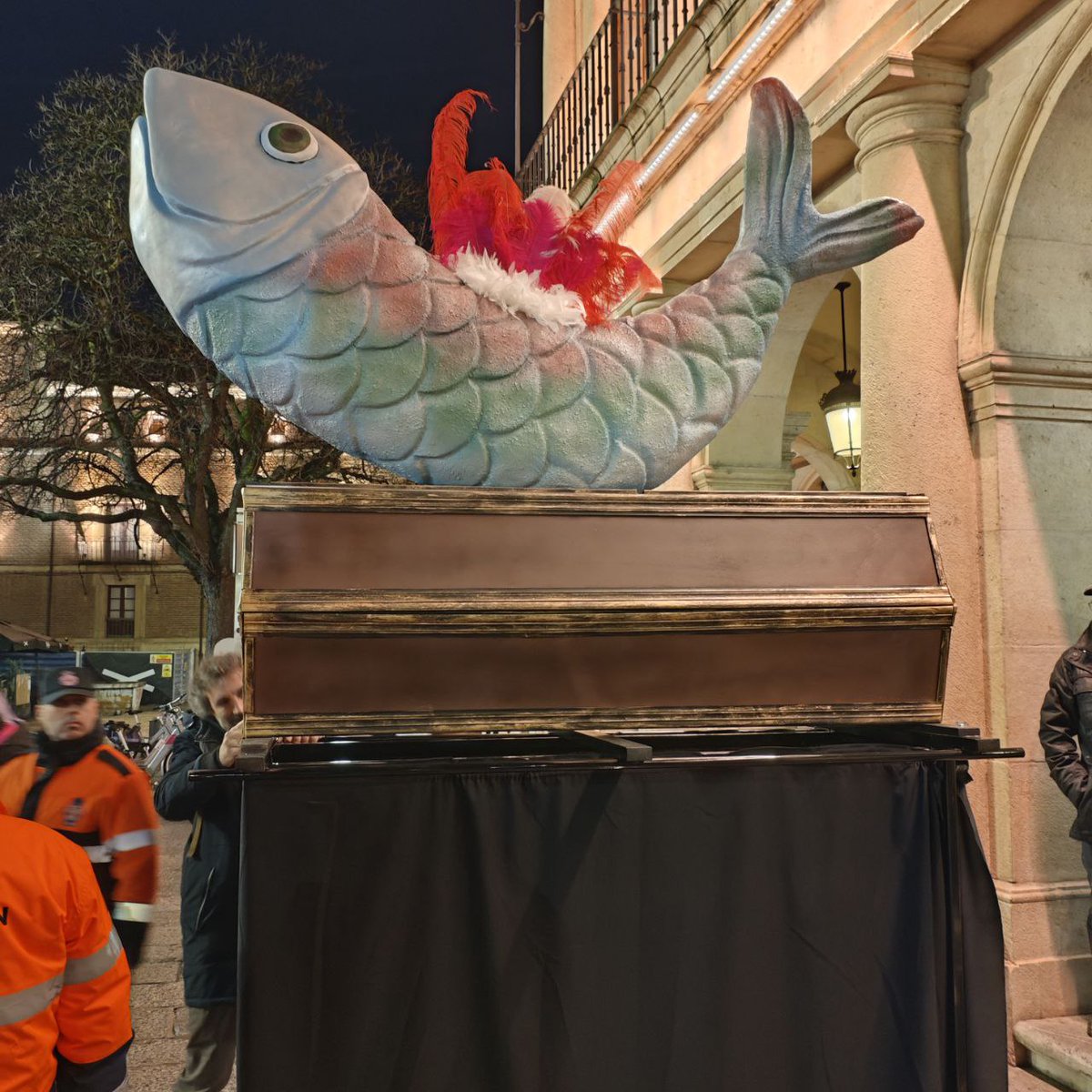 El miércoles despedimos el Carnaval llevando a cabo el Entierro de la Sardina, organizado por la Federación de Vecinos "Rey Ordoño", en colaboración con el Ayuntamiento de León <a href="/LeonAyto/">Ayuntamiento de León</a> 

Agradecemos enormemente a cuantos participaron en el evento y se acercaron a presenciarlo.