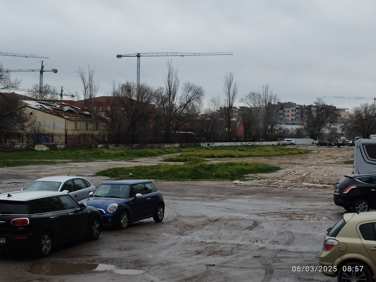 SLopezAntequera's tweet photo. Solar Cl. Ginebra colindante con el futuro edificio de los Juzgados. Pensamos que es propiedad municipal pero no está en el inventario de bienes. Llevamos meses reclamando que se investigue la situación...y nos contestan que manzanas traigo. Que cada cual piense el motivo. https://t.co/SXvJCxHJDj