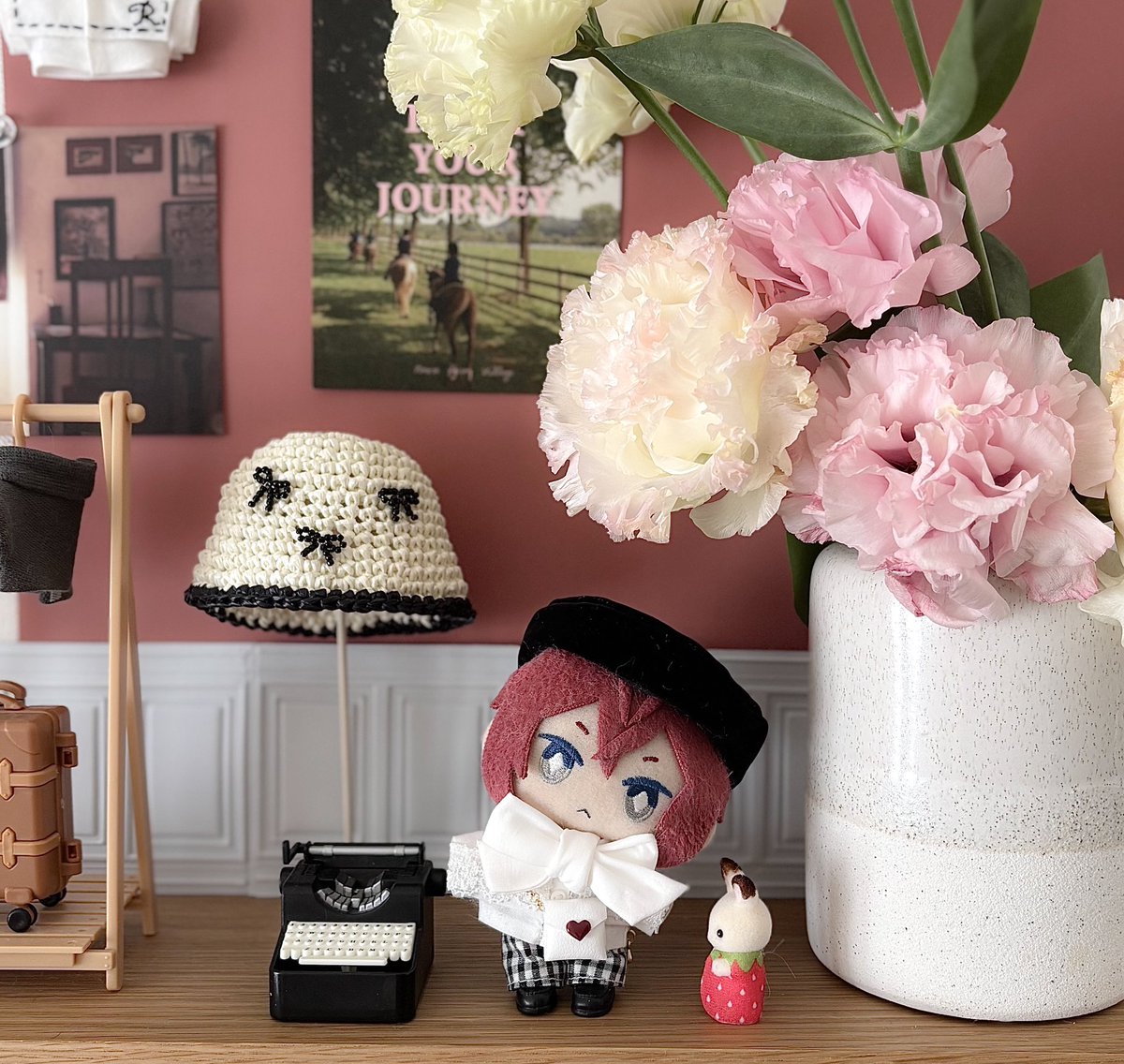 NAME_MOFUMOFU's tweet photo. 部屋にぬい撮りスペース作りたい！でもドールハウスを置く場所がない！なら、無印良品の「壁に付けられる家具棚」 で壁に撮影スポットを作れちゃいます！^. .^ ੭ 壁紙がわりに画用紙を使えば、コーデや季節ごとに模様替えも簡単◎ ミニチュアとモールディングはセリアでサクッと揃えられる♪ https://t.co/MIz2zPTqzc
