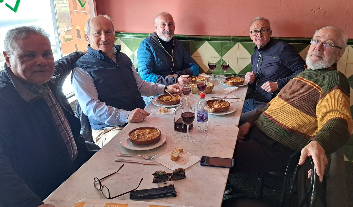joanbesson's tweet photo. Acabada la temporada de caça, com aquell que diu, avui hem incorporat en Jordi Alabau, àlies #Serrano, als nostres esmorzars setmanals ceretans de #tripa. Com sempre que hi venim, hem gaudit dels "callos" que preparen a #LaLlesca, d'en Salva Orriols, a #Puigcerdà. https://t.co/Z0oGoOuPbf