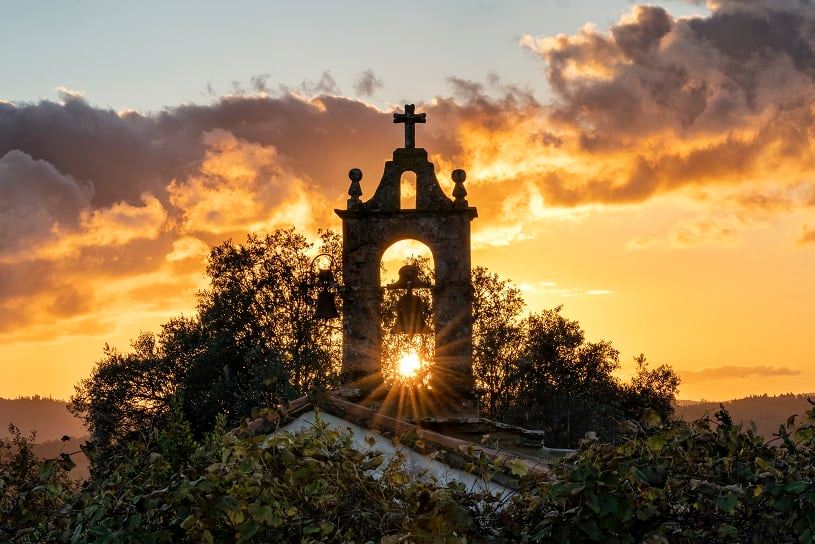 TouroTurismo's tweet photo. Situado a menos de 30 km da cidade de Santiago de Compostela atópase Touro, o enclave perfecto para perderse nas súas paraxes naturais, relaxarse e coñecer o seu patrimonio. Vén a visitarnos! https://t.co/xbrFBrFrs7