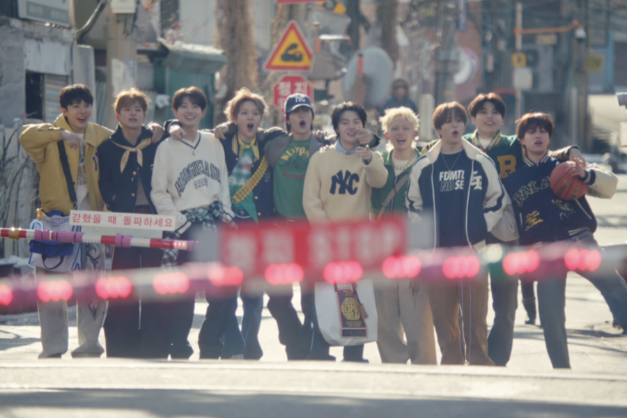 soompi's tweet photo. WATCH: #TREASURE’s Love Glows Like “YELLOW” In A Warm MV
https://t.co/vuMYd8vhMH https://t.co/YHKq4YKro3