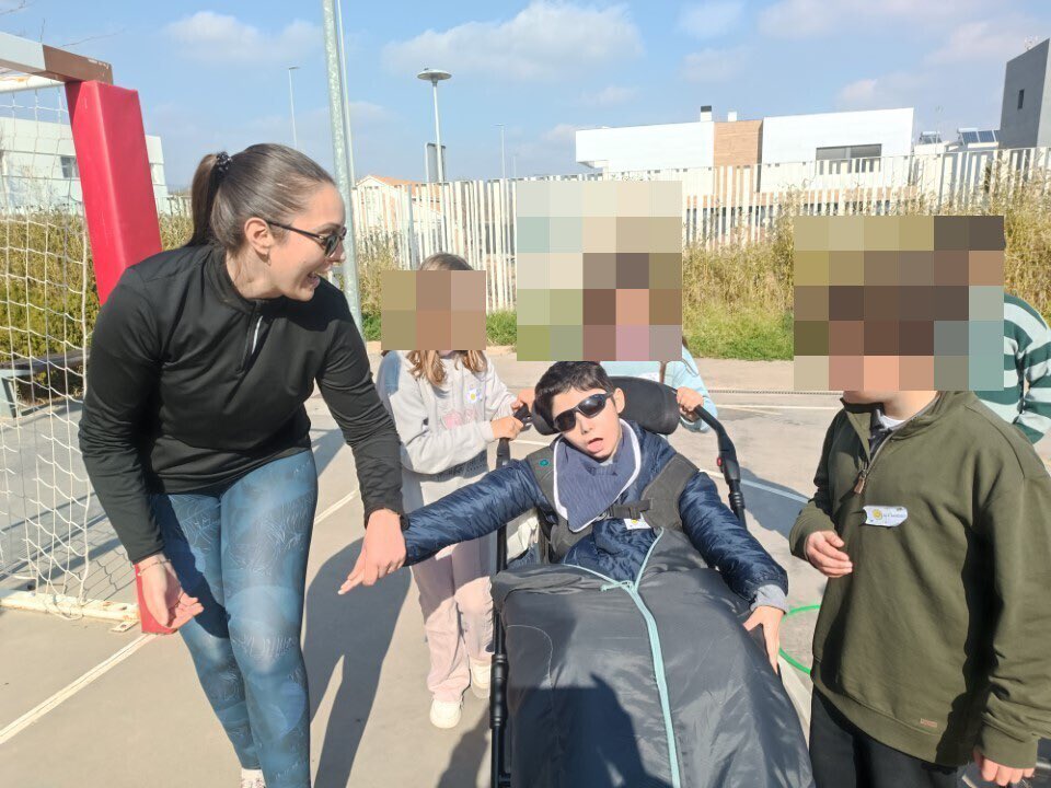 CeeCastellVell's tweet photo. Dins dels projectes d’Aprenentatge-servei que estem realitzant aquest curs, vam dur a terme la segona trobada amb l'alumnat de 5é de primària del CEIP Soler i Godes. Després de la presentació vam compartir diferents jocs cooperatius formant grups de les dues escoles. https://t.co/AezqxKKMXo