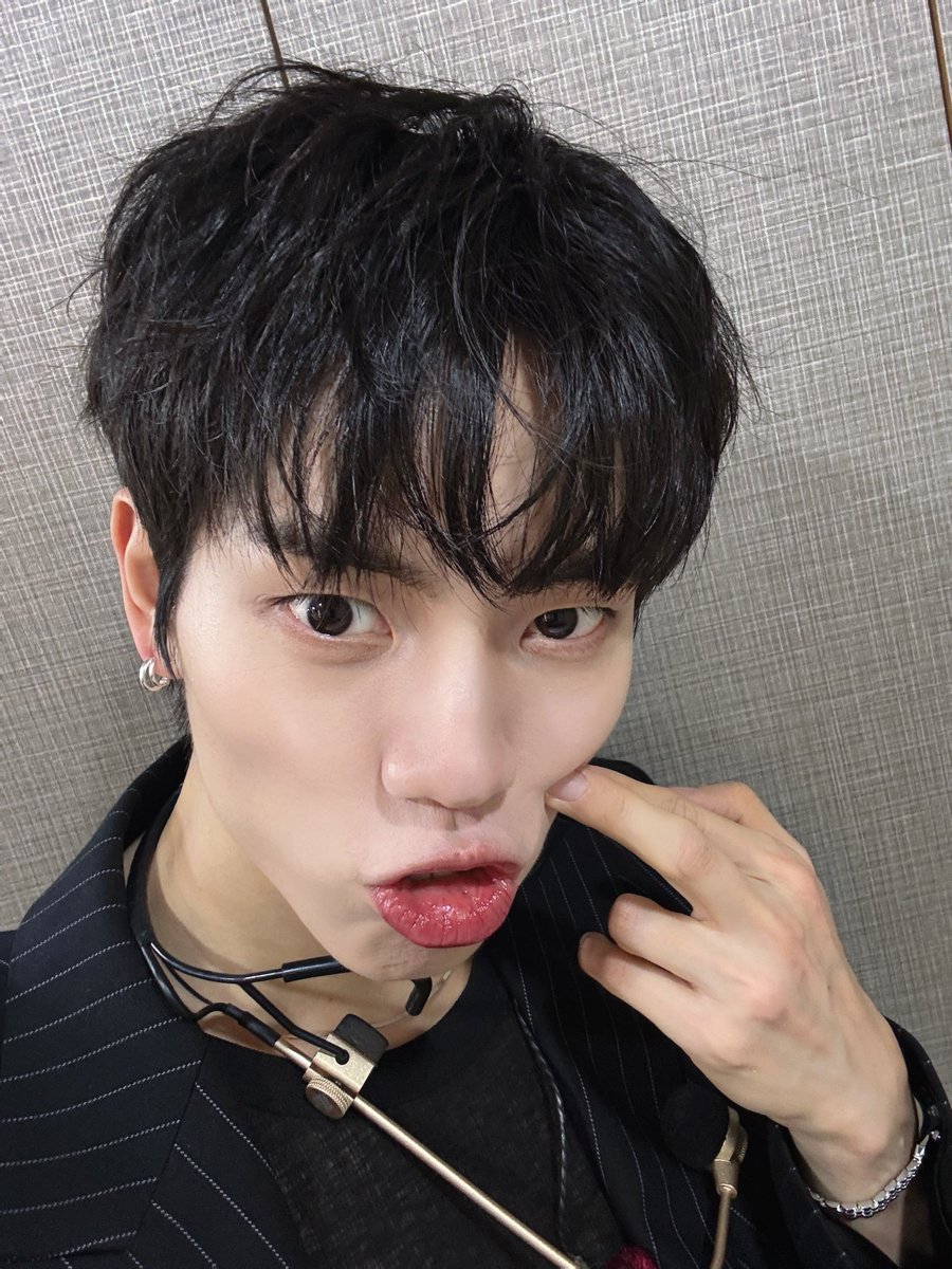 INFINITE 8th MINI ALBUM [ LIKE INFINITE ]
#DANGEROUS _ MUSIC BANK

딩동 💌
두번째 생방송 ~   뮤직 ~ 뱅크 !
오늘 힘차게 또 또 달리고 왔습니다 ~̆̈ .~̆̈ 
함께 파이팅 하고 고생해준 인스피릿을 위한 선물 ~ 
조금만 ~ 기다려 ~ 

#장동우 #JANGDONGWOO #인피니트 #INFINITE