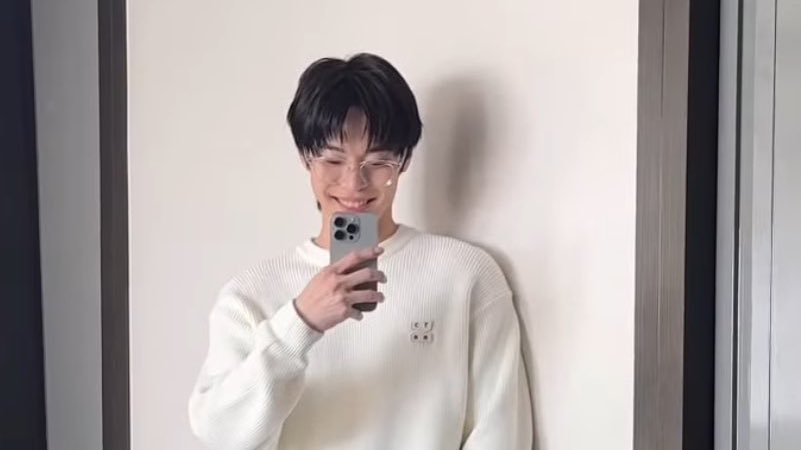 haemjjitokki's tweet photo. smiley doyoung so lovely 🤍🤍🤍 https://t.co/Zg3N6XAz0a