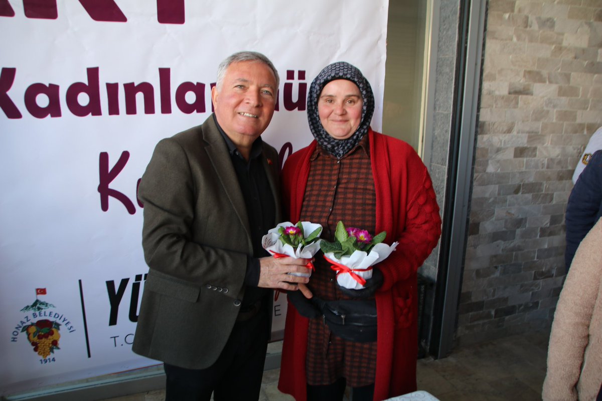 Bugün Honaz Kapalı Pazaryeri'ndeydik. Kadın emekçilerimizle birlikte Yerel Tohum Merkezimizde yetiştirdiğimiz kendi ürünümüz olan çiçeklerimizi ablalarımıza, kardeşlerimize hediye ettik, 8 Mart Dünya Kadınlar Günü’nü kutladık. Huzur şehri Honaz, kadınların emeği ile daha güzel.