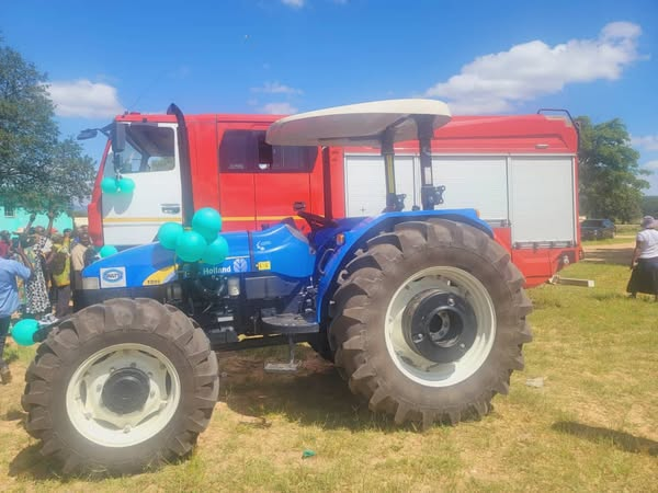 VulindlelaNdab2's tweet photo. Residents of #Runde and #Mberengwa are praising the Second Republic for enhancing service delivery through the devolution programme and the #Belarus facility. The recent commissioning of fire tenders and a tractor marks a significant step forward for our communities @Mug2155 https://t.co/QIRWP7T4rm