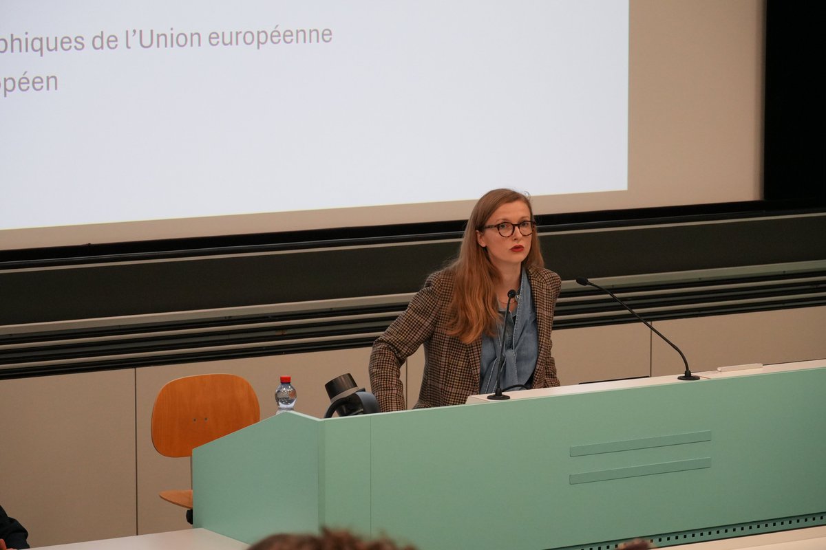 Centre Sidjanski en études européennes (@ccdsee_gsi) on Twitter photo 👏 Conférence passionnante d'<a href="/CrespyAmandine/">Amandine Crespy</a> hier à UniMail !
Merci d'être venus aussi nombreux pour discuter d'Europe sociale, dans ses aspects théoriques mais également les plus concrets.
À très vite pour notre prochaine conférence ! 👏 Conférence passionnante d'<a href="/CrespyAmandine/">Amandine Crespy</a> hier à UniMail !
Merci d'être venus aussi nombreux pour discuter d'Europe sociale, dans ses aspects théoriques mais également les plus concrets.
À très vite pour notre prochaine conférence !