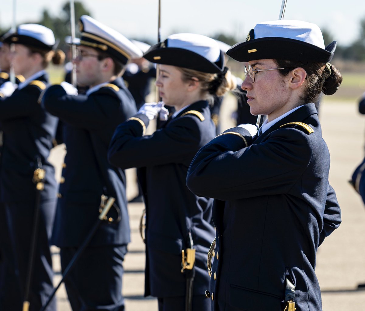 Ecole des commissaires des armées - ECA (@ecarmees) on Twitter photo #8mars
Demain, c'est la journée internationale des droits des femmes.
A cette occasion, nous vous présentons le portrait de la commissaire Elise, qui vient juste d'achever sa formation à l'<a href="/ECArmees/">Ecole des commissaires des armées - ECA</a>.
<a href="/SCArmees/">Commissariat des armées</a>
#formation #officier
defense.gouv.fr/commissariat/m… #8mars
Demain, c'est la journée internationale des droits des femmes.
A cette occasion, nous vous présentons le portrait de la commissaire Elise, qui vient juste d'achever sa formation à l'<a href="/ECArmees/">Ecole des commissaires des armées - ECA</a>.
<a href="/SCArmees/">Commissariat des armées</a>
#formation #officier
defense.gouv.fr/commissariat/m…