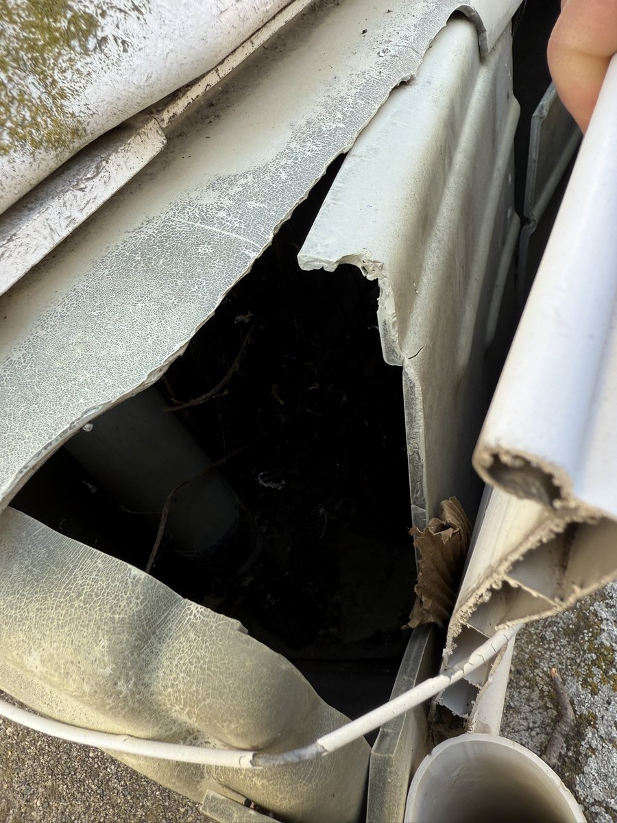 mitbull63's tweet photo. Bonjour @enedis @enedis_clients @enedis_auvergne mon coffret électrique est cassé. Depuis le 8 juin 2023, mon dossier n’évolue pas. Vous attendez quoi pour intervenir ? Qu’un des enfants y mettent la main ? « Une demande d’intervention plus rapide »  presque 2 ans après rien 👏👏 https://t.co/uw7h1lbw7F