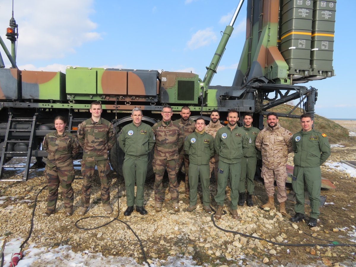 EMADmde's tweet image. Nuestros militares del #DatPaznic🇪🇸 realizan adiestramientos con el destacamento de defensa antiaérea francés MAMBA🇫🇷 para mejorar la interoperabilidad entre aliados. 
#MOPS #StrongerTogether @NATO @EjercitoAire