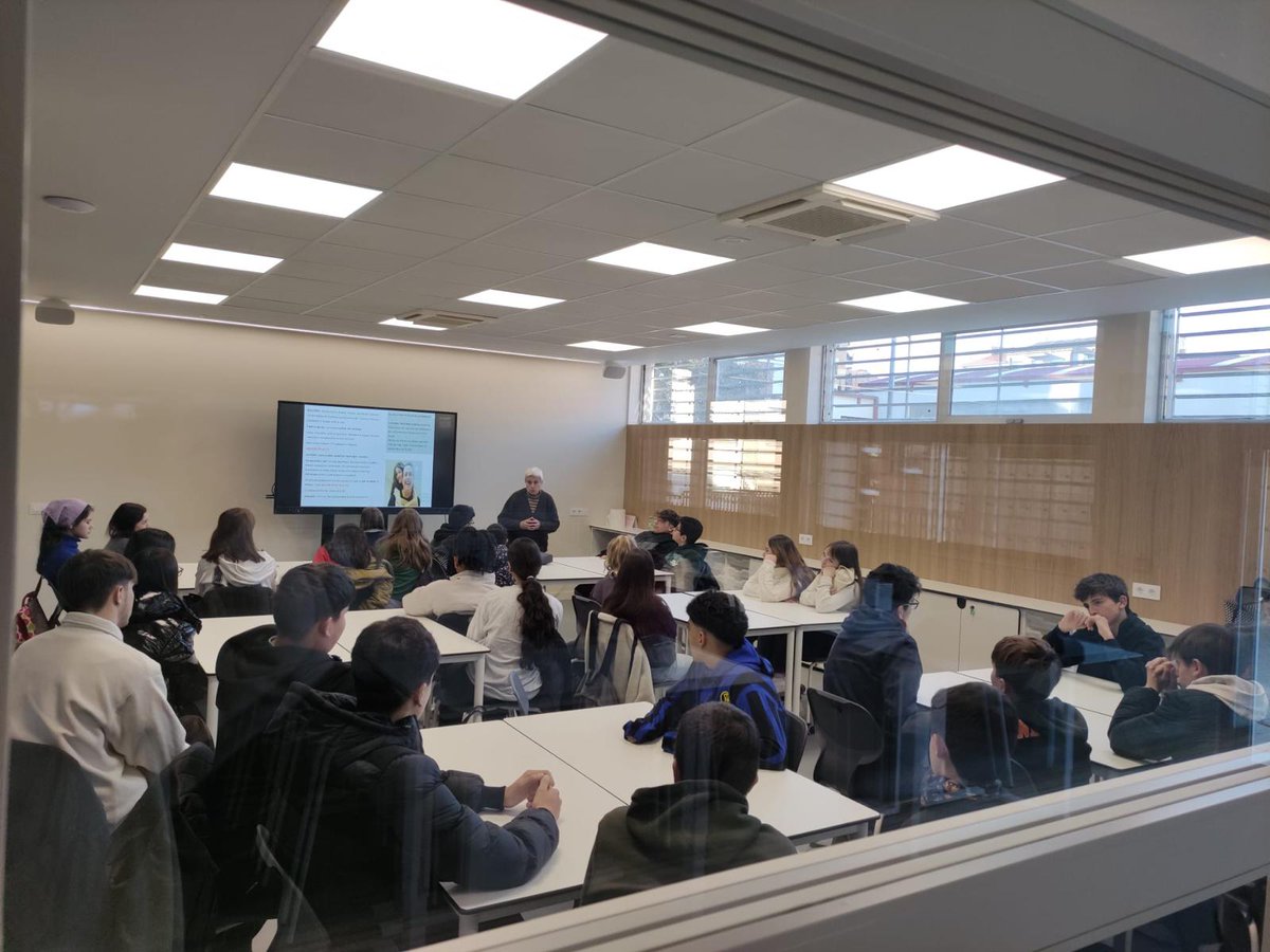 Els alumnes de 2n d'ESO van assistir a una xerrada sobre el dol amb la Xusa Serra, infermera i experta en processos de dol, en col·laboració amb l'Hospital de Sant Andreu. Es van tractar temes com la pèrdua d'un familiar, les separacions o el bullying.#omsideprat @PedreraFundacio