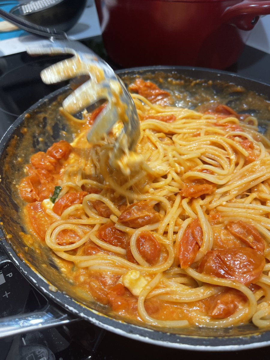 almashealthyck's tweet photo. A simple spaghetti pomodoro in a pan.
#almashealthycooking #almasrecipies #ihopeyoutryit #tastyfood #realfood #pasta #spaghetti #dinnertime #pastalover https://t.co/7RneNQf7v4
