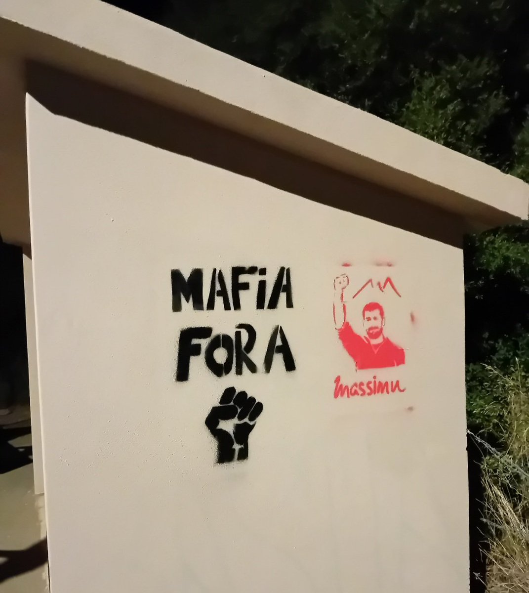 𝐀 𝐌𝐀𝐅𝐈𝐀 𝐅𝐎𝐑𝐀 !
Face au péril mafieux qui gangrène la société corse et hypothèque la solution politique pour la Corse et son peuple, nul ne peut rester muet.

Entre assassinats, trafics de drogue, pressions sur les marchés publics, menaces sur les élus, incendies de