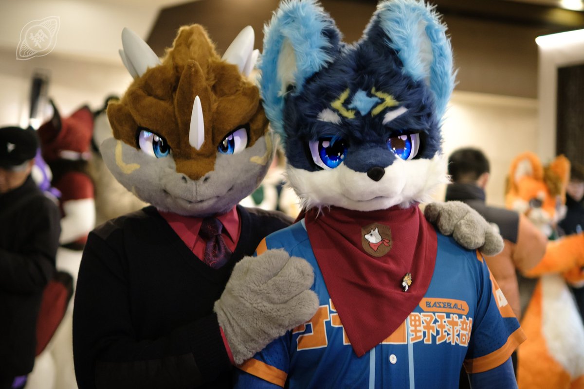 xzhui0307's tweet photo. 快看，是丢人（？）的白矮星@whitedwarf010 聚聚
📷：@kanecloud33 
#FursuitFriday https://t.co/s5PbjRgnfX