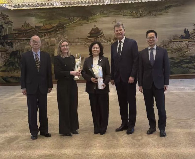 Vice Foreign Minister HUA Chunying hosted  Amb María Mjōll Jónsdóttir Pol Dir &amp; delegation for a lunch. Discussed the growing bilateral relations of 🇮🇸 &amp; 🇨🇳 during the 30 years of the Embassy of 🇮🇸 in 🇨🇳. Also discussed global challenges and the war of aggression of 🇷🇺 in 🇺🇦
