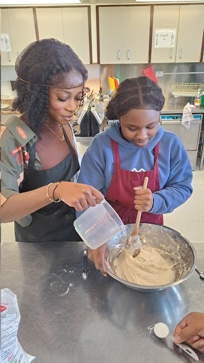 En février, les élèves de Mme Little ont découvert la richesse des traditions culinaires afro-descendantes. Au menu : poulet mayo avec bananes plantains, riz jollof, beignets et poulet jerk. Un véritable festin !