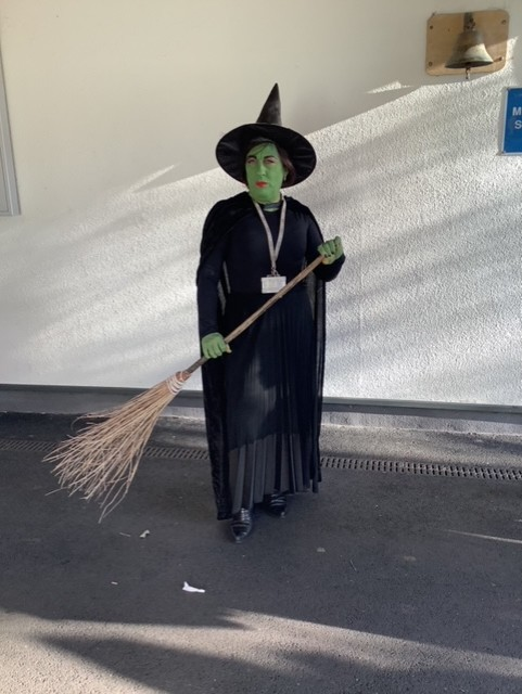 StAnthonysSE22's tweet image. What a fantastic World Book Day! It was wonderful to see our school community celebrate the joy of reading. From our reading breakfast with parents to the vibrant parade, every moment was filled with joy. Thanks to our amazing teachers and students for their incredible costumes