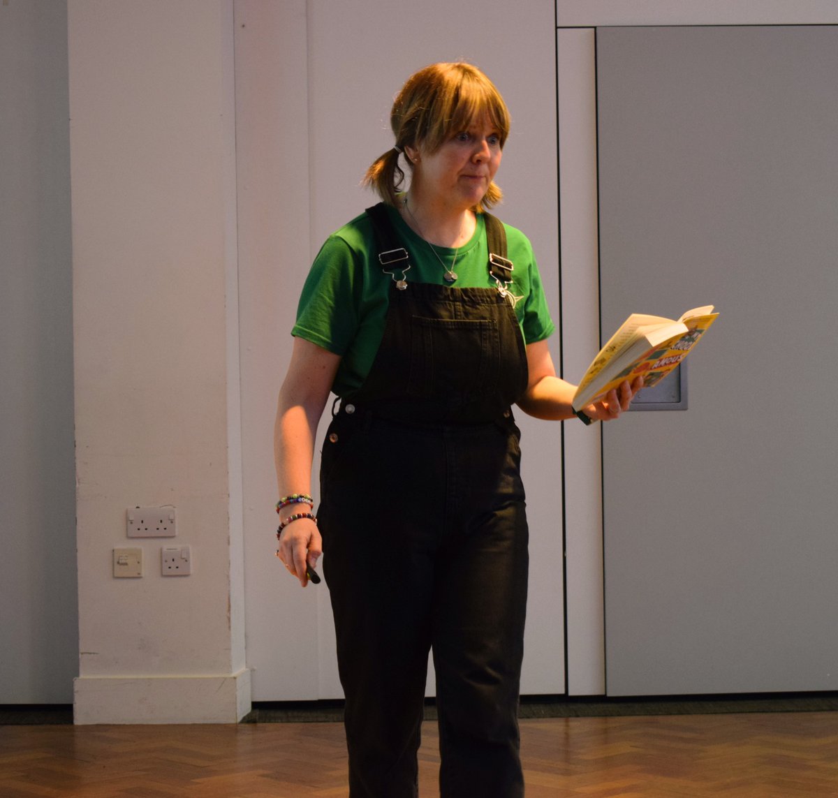 Manchester Libraries (@manclibraries) on Twitter photo Yesterday we were joined by fantastic author <a href="/jennycarney/">Jen Carney</a> for World Book Day! Over 200 children from 4 schools heard about Jen's journey to becoming an author-illustrator, took part in a draw-along and were given a free book. <a href="/WorldBookDayUK/">World Book Day UK ๐</a> Yesterday we were joined by fantastic author <a href="/jennycarney/">Jen Carney</a> for World Book Day! Over 200 children from 4 schools heard about Jen's journey to becoming an author-illustrator, took part in a draw-along and were given a free book. <a href="/WorldBookDayUK/">World Book Day UK ๐</a>