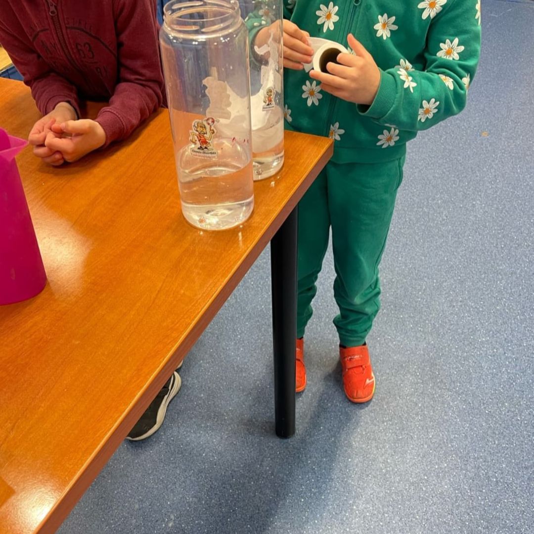 🤩¡Estamos emocionados de ver a los alumnos del <a href="/CEIPSanFernando/">CEIP San Fernando</a> unirse a la misión de cuidar el agua junto a #VasitoyMacetilla!💧🌍 Estos estudiantes han profundizado en el ciclo del agua, sembrando la semilla para un futuro más sostenible.🤗🌿 #LaAventuraDelAgua