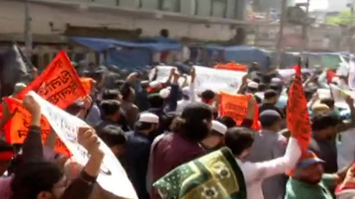 রাজধানীতে হিজবুত তাহরীরের মিছিল, টিয়ারশেল-সাউন্ড গ্রেনেডে ছত্রভঙ্গ