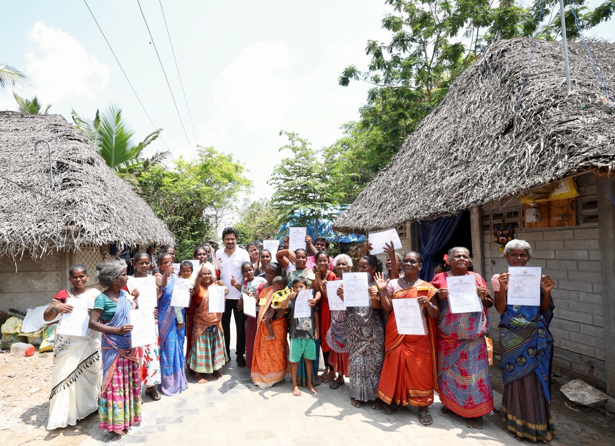 Udhaystalin's tweet photo. திருவாரூர் மாவட்டம், திருத்துறைப்பூண்டி வீரன் நகரில் 70-க்கும் அதிகமான குடும்பங்களைச் சேர்ந்த நரிக்குறவர் இன மக்கள் வசித்து வருகின்றனர். தற்போது, அவர்கள் நீர்நிலை என்று வகைப்படுத்தப்பட்டுள்ள இடத்தில் தற்காலிக குடிசைகளை அமைத்து குடியிருந்து வரும் நிலையில், அவர்களுக்கு முறையான மாற்று இடம் வேண்டும் என்று கோரிக்கை விடுத்து இருந்தனர்.

அவர்களுடைய கோரிக்கையை நிறைவேற்ற மாண்புமிகு முதலமைச்சர் @mkstalin அவர்கள் உடனடியாக உத்தரவிட்டார்கள். அதன்பேரில், சுமார் 77 குடும்பங்களுக்கும் வீட்டு மனைப்பட்டா வழங்கப்பட்டது. மேலும், அவர்கள் உடனே வீடு கட்ட ஏதுவாக ஒவ்வொரு குடும்பத்தாருக்கும் தலா ரூ.5 லட்சம் என சுமார் ரூ.4 கோடி அளவுக்கு நிதி உதவியையும் அவர்களின் வீடுகளுக்கே சென்று இன்று நேரில் வழங்கினோம்.

வீட்டுமனைப்பட்டா மற்றும் வீட்டுக்கான நிதி உதவியைப் பெற்ற நரிக்குறவ இன மக்கள் மகிழ்ச்சியோடு நம் திராவிட மாடல் அரசை வாழ்த்தினர்.

சமூகத்தில் அழுத்தப்பட்டோர் - ஒடுக்கப்பட்டோர் யாரும் முன்னேற்றப்பாதையில் இருந்து விடுபட்டுவிடக்கூடாது என்பதில் நம் திராவிட மாடல் அரசு எப்போதும் உறுதியோடு செயல்படும் என்று அவர்களை வாழ்த்தினோம்.
@TRBRajaa @kalaivanandmk
